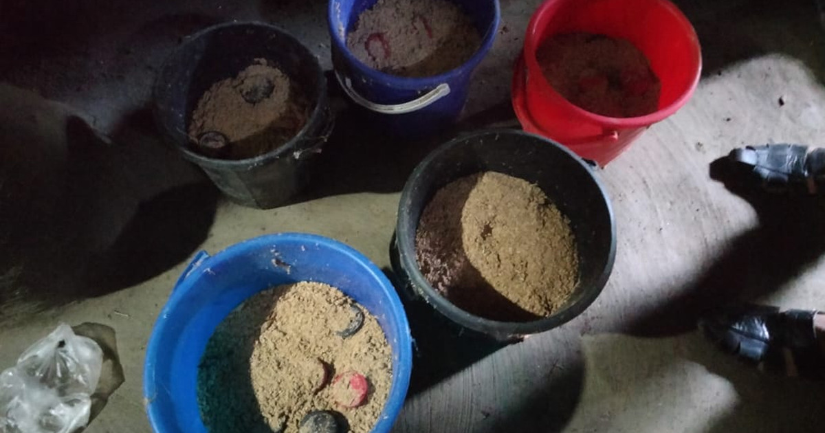 প্রবাসীর পড়ে থাকা ঘরে ৫ বালতিতে ৩০ হাতবোমা