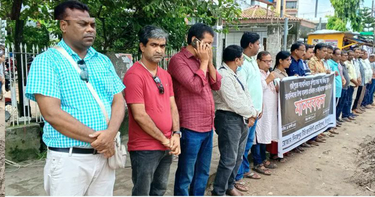 সাংবাদিকদের ওপর নির্যাতন: দিনাজপুরে মানববন্ধন
