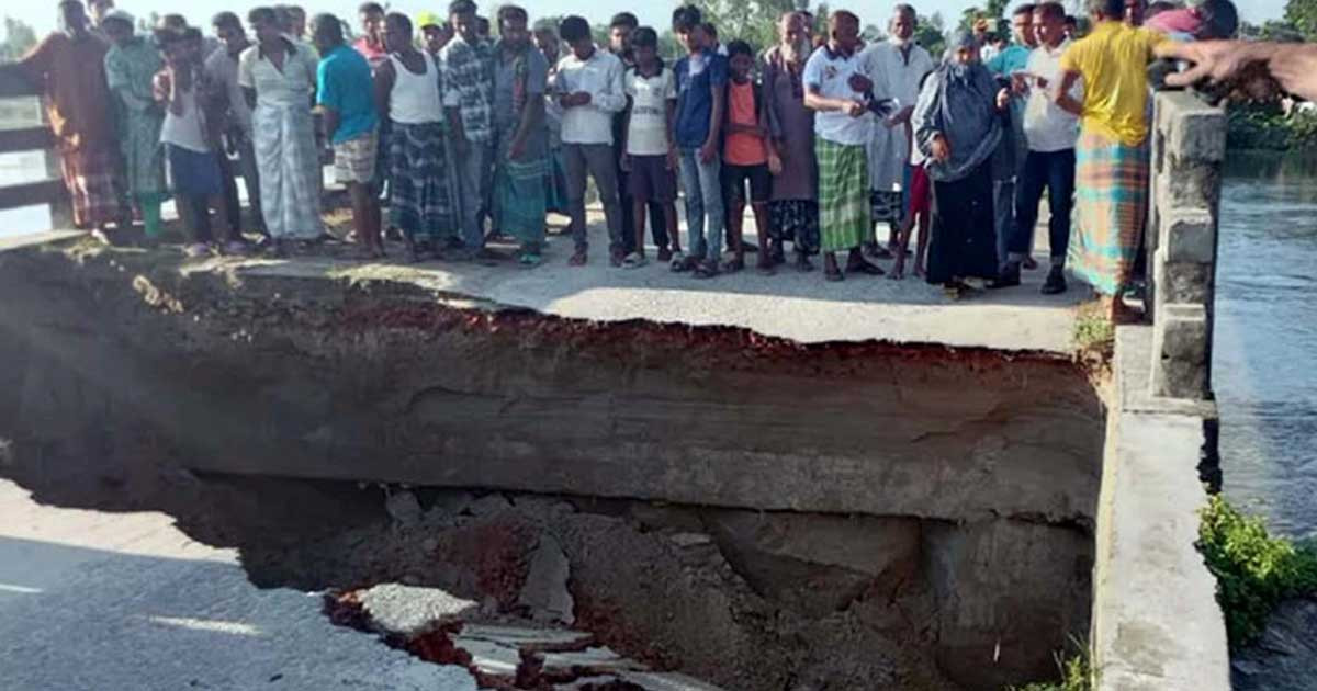 তীব্র স্রোতের চাপে ব্রিজের সংযোগ সড়কে ধস