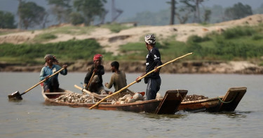 মাটি ও বালুর নিচে লুকিয়ে রাখা হচ্ছে লুটের সাদাপাথর