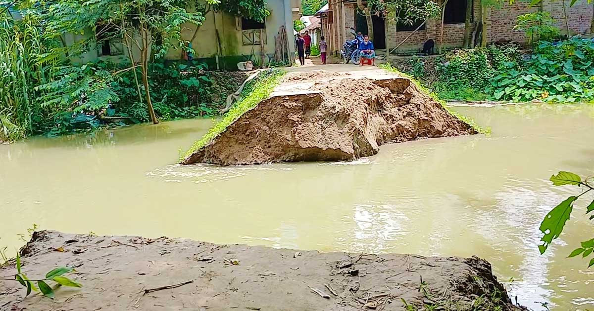 নওগাঁর আত্রাই নদীর পানি বিপদসীমার উপরে : তৎপর প্রশাসন ও পানি উন্নয়ন বোর্ড
