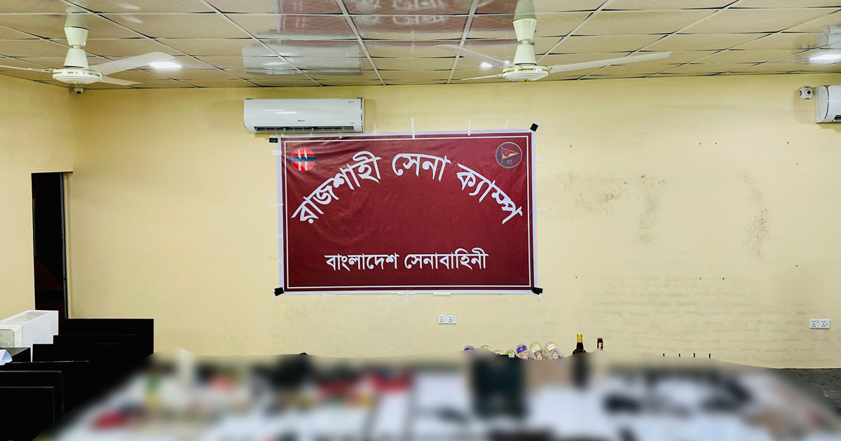 এক মাস নজরদারির পর বিশেষ সেনা অভিযান, অস্ত্র-বিস্ফোরকসহ আটক ৩