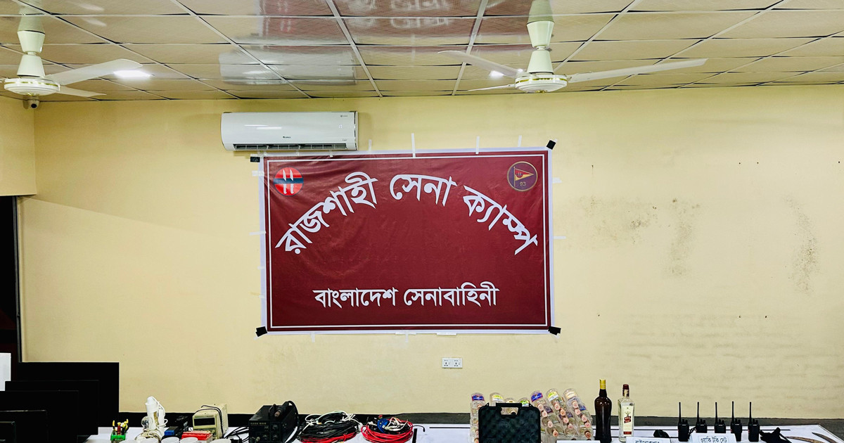 এক মাস নজরদারির পর বিশেষ সেনা অভিযান, অস্ত্র-বিস্ফোরকসহ আটক ৩