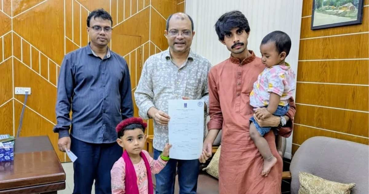 দুই সন্তানকে সঙ্গে নিয়ে ডাকসুর মনোনয়ন ফরম সংগ্রহ!