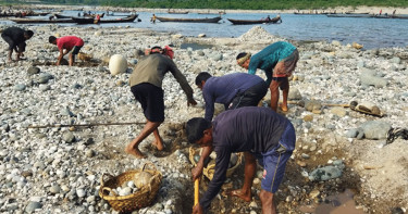 সিলেট থেকে লুট হওয়া আরও আড়াই লাখ ঘনফুট সাদাপাথর উদ্ধার