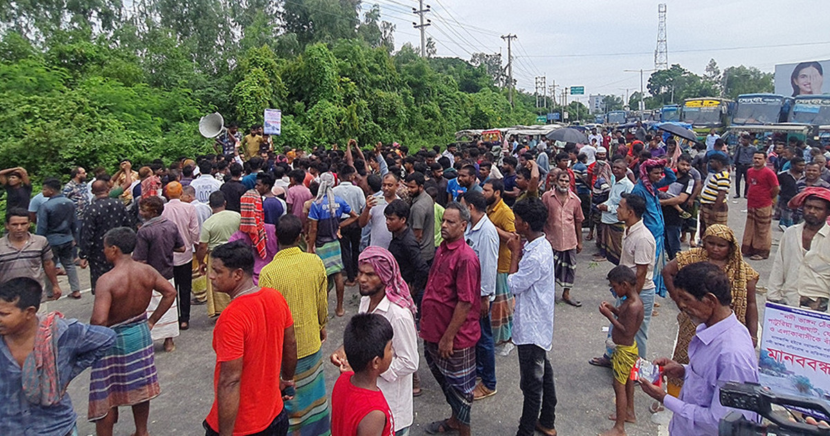 পদ্মার নদীভাঙন রোধে মানিকগঞ্জে সড়ক অবরোধ