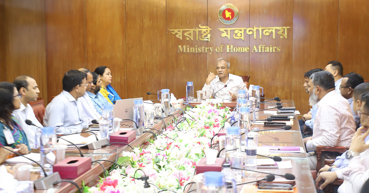 প্রবাসীদের প্রতি সেবার মনোভাব নিয়ে কাজ করুন: স্বরাষ্ট্র উপদেষ্টা