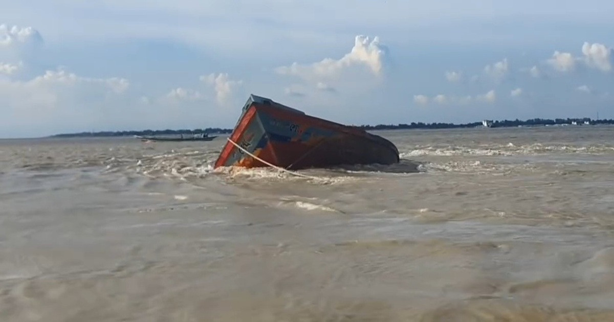 পদ্মায় প্রবল স্রোতে ডুবে গেল বালুবাহী বাল্কহেড