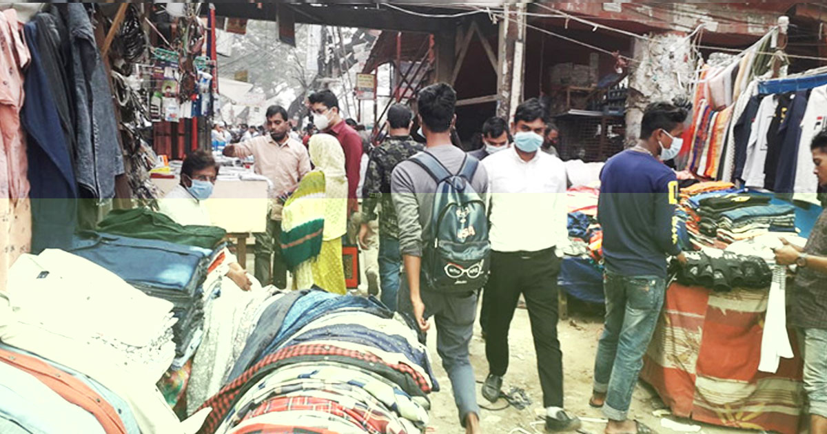 ফুটপাতে সারি সারি দোকান, পথচারীরা হাঁটবেন কোথায়?