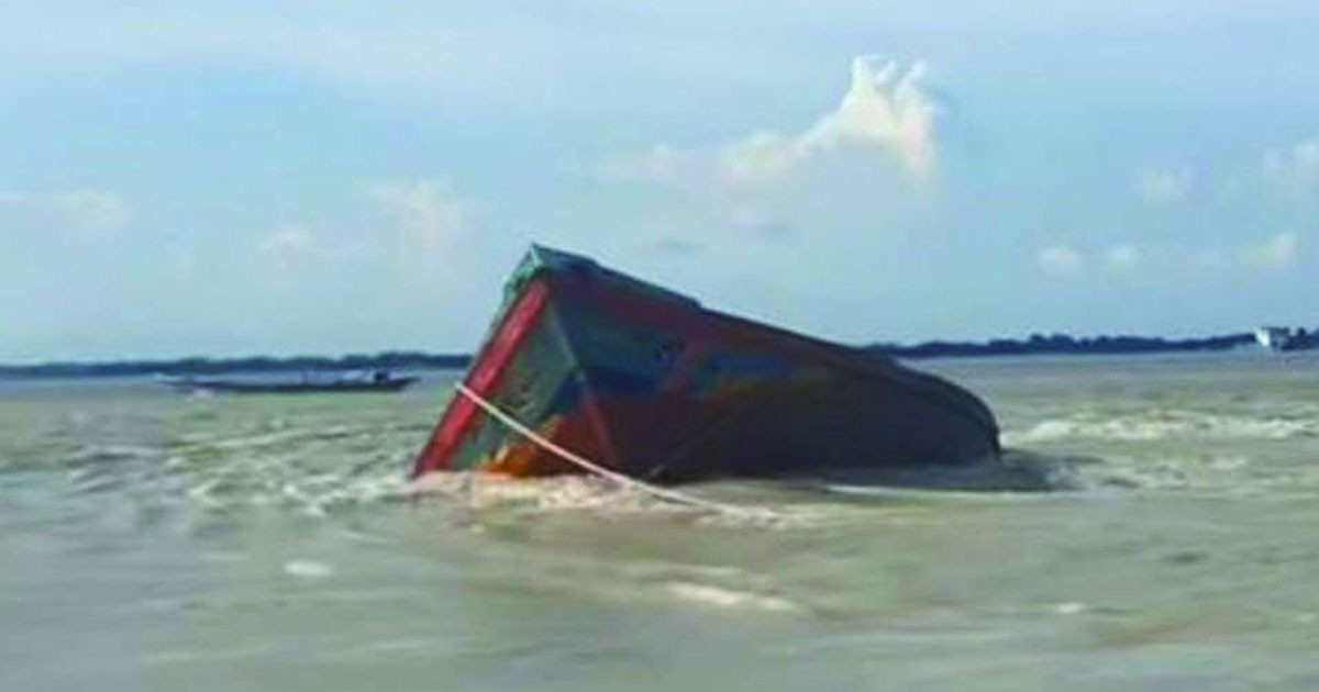 তীব্র স্রোতে পদ্মায় ডুবলো বালুবোঝাই বাল্কহেড, সবাইকে জীবিত উদ্ধার
