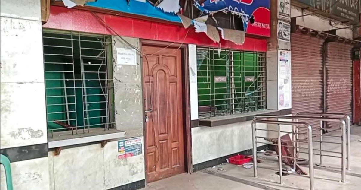 বাস কাউন্টার ভাঙচুর, ঢাকাসহ ময়মনসিংহে বাস চলাচল বন্ধ