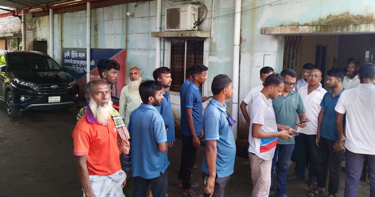 নোয়াখালীতে দুধর্ষ ডাকাতি, নগদ ১৩ লাখ টাকা ও ২৬ লাখ টাকার সিগারেট লুট
