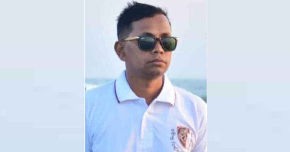 শিশুপুত্রকে হাতে উঁচু করে ধরে রাখতে রাখতে তলিয়ে গেল মনিরুল