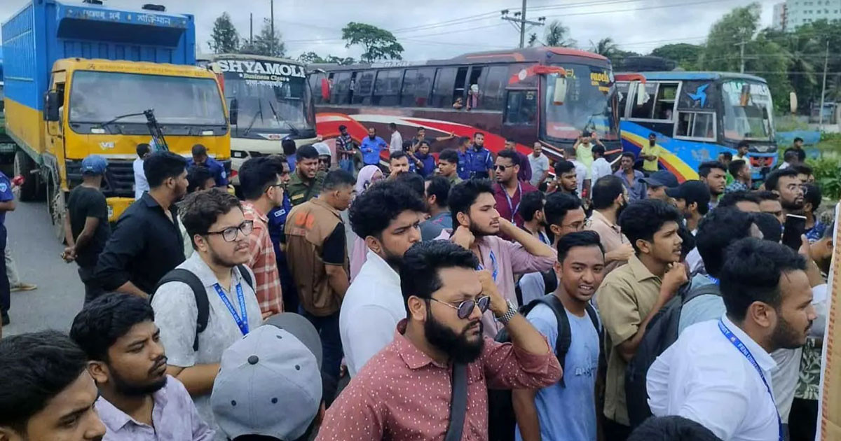 ফেনী ইউনিভার্সিটির শিক্ষার্থীদের সড়ক অবরোধে চরম জনভোগান্তি