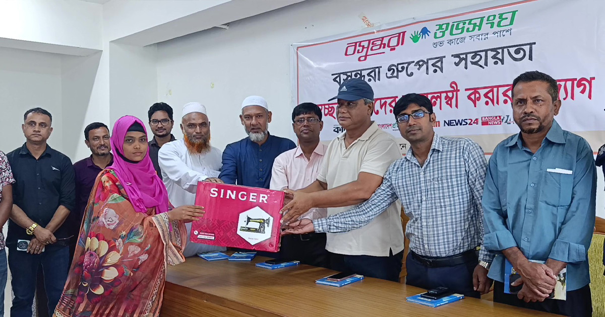 তেঁতুলিয়ায় দরিদ্র নারী শিক্ষার্থীদের মাঝে শুভসংঘের সেলাই মেশিন বিতরণ