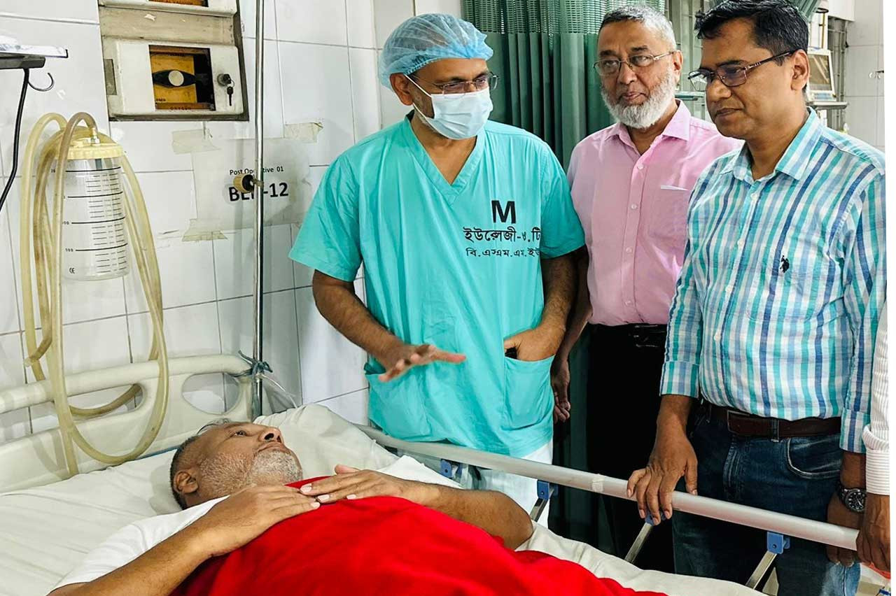 স্বেচ্ছাসেবক দলের সভাপতি জিলানীর দেহে থাকা ‘পিলেট’ অপসারণ করলেন ডা. রফিক