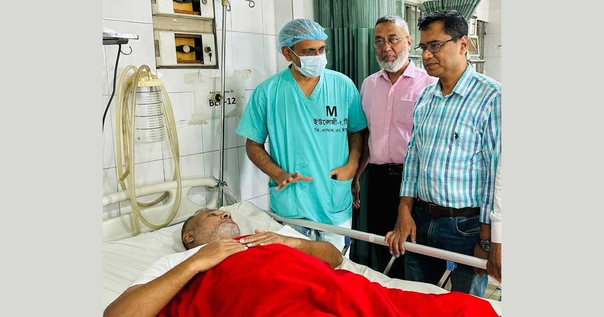 স্বেচ্ছাসেবক দলের সভাপতির দেহে থাকা ‘পিলেট’ অপসারণ করলেন ডা. রফিক