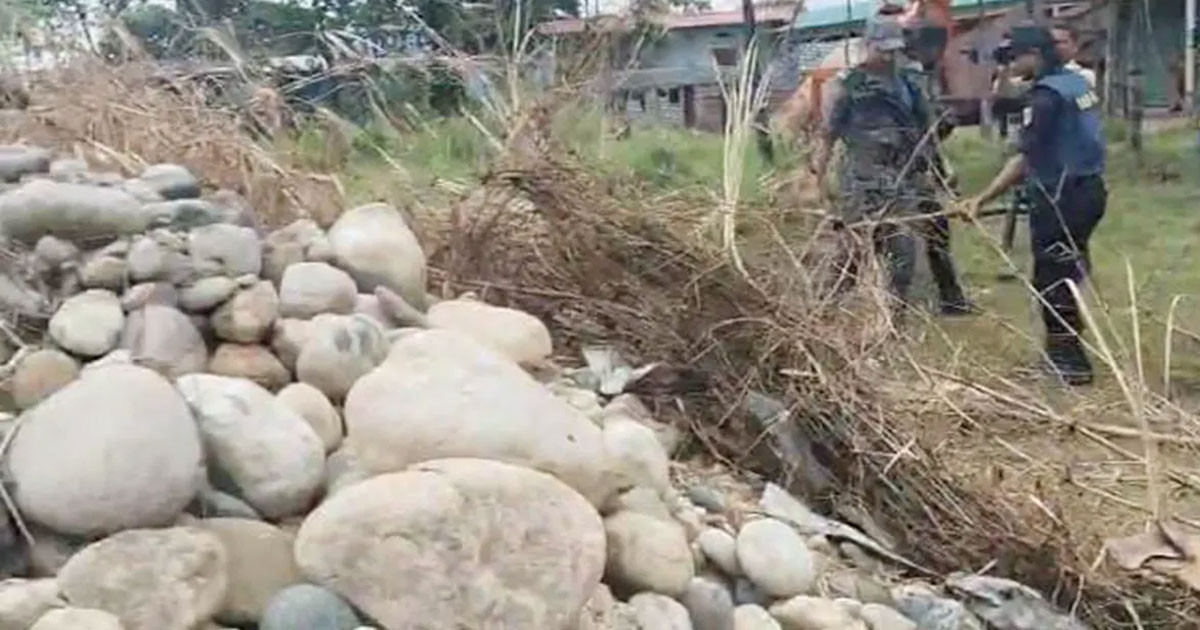 এবার বাঁশের পাতার নিচে মিলল সাদাপাথরের বিশাল স্তূপ