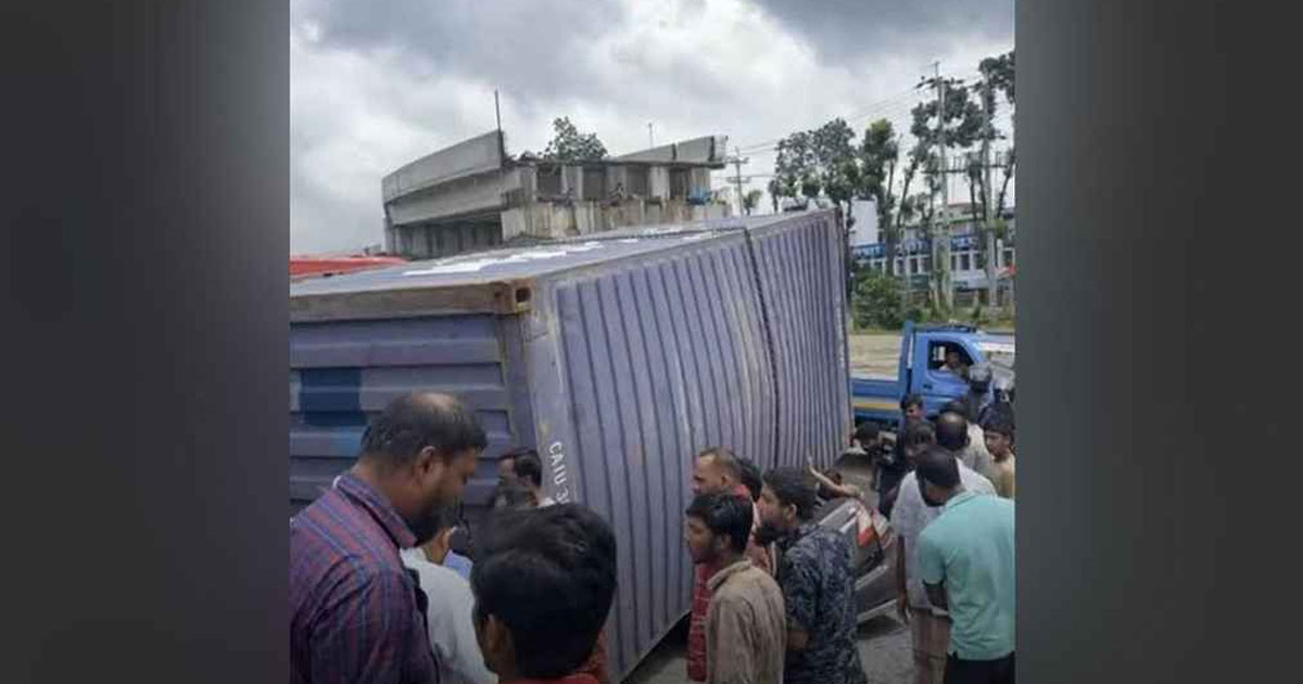 প্রাইভেটকারের ওপর উল্টে পড়ল কাভার্ডভ্যান, ঘটনাস্থলেই নিহত ৪