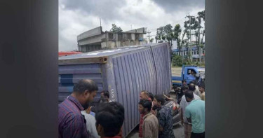 প্রাইভেটকারের ওপর উল্টে পড়ল কাভার্ডভ্যান, ঘটনাস্থলেই নিহত ৪