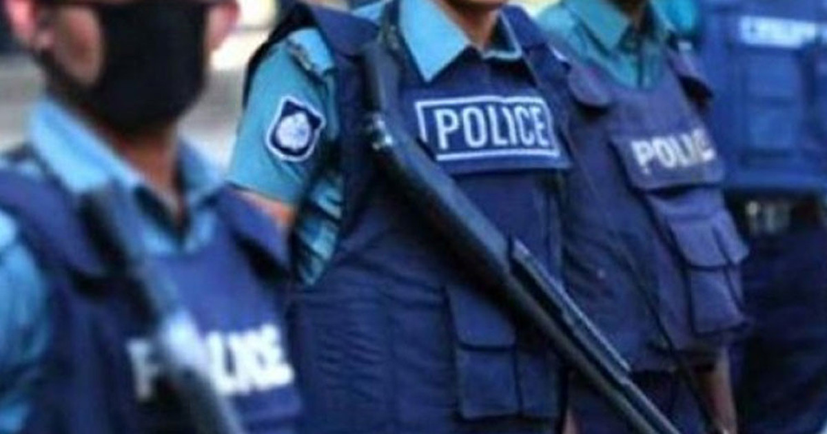 আইনশৃঙ্খলা নিয়ন্ত্রণে কঠোর পুলিশ