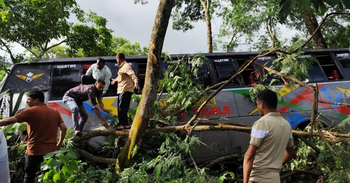গোপালগঞ্জের যাত্রীবাহী বাস খাদে পড়ে আহত ২০