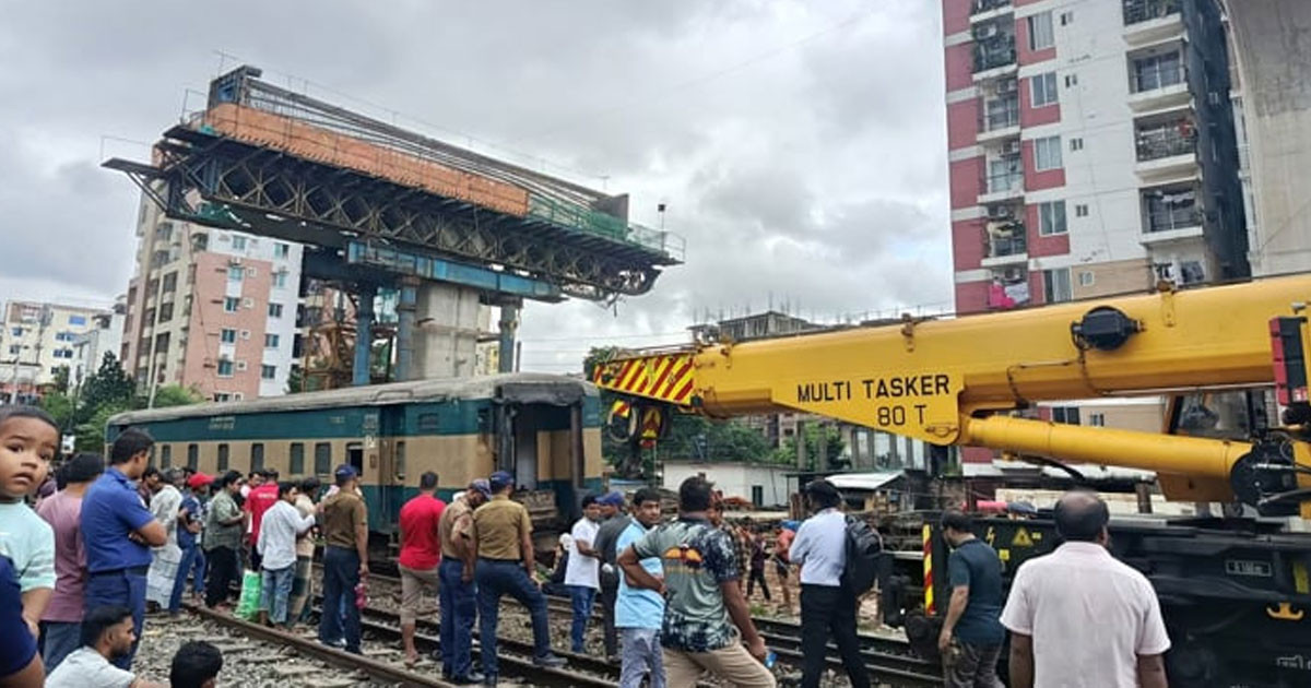 ঢাকার বিমানবন্দর এলাকায় লাইনচ্যুত ট্রেন উদ্ধার