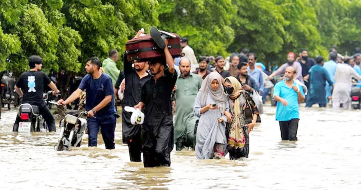 পাকিস্তানের বন্যায় মৃত্যু ৪০০ ছাড়ালো