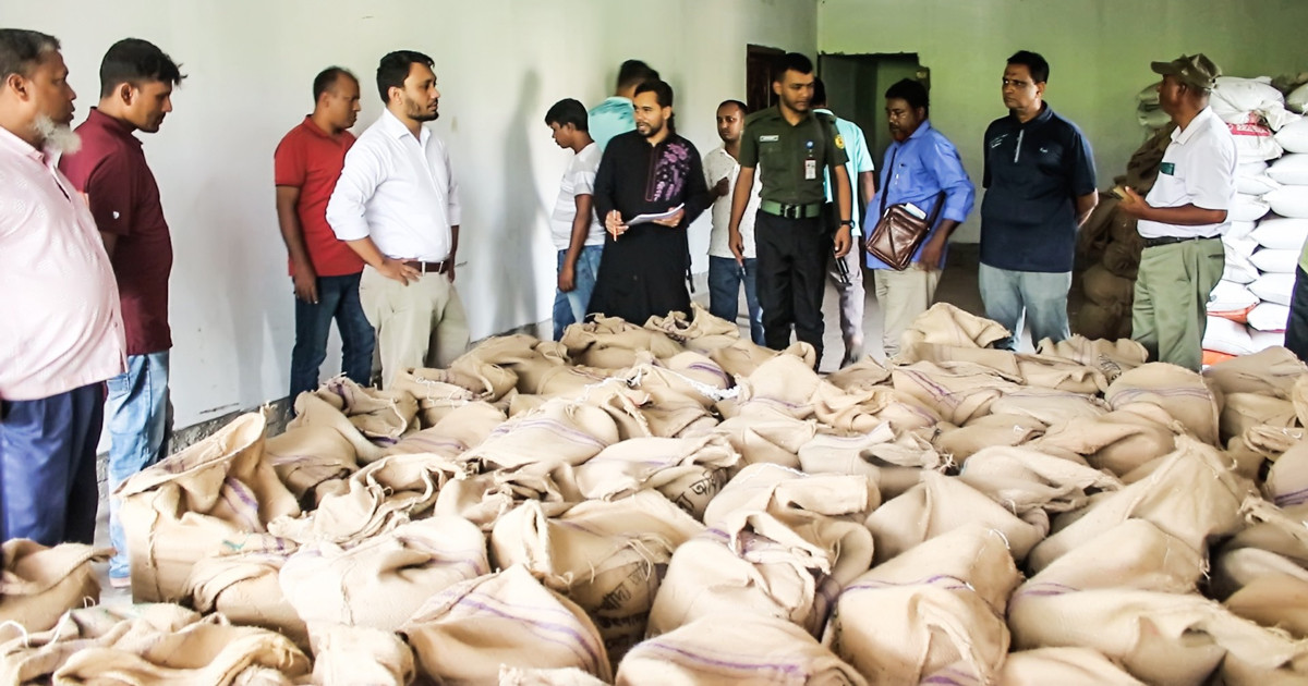 বগুড়ায় মজুদ করা ১৫৬ বস্তা নিম্নমানের চাল জব্দ