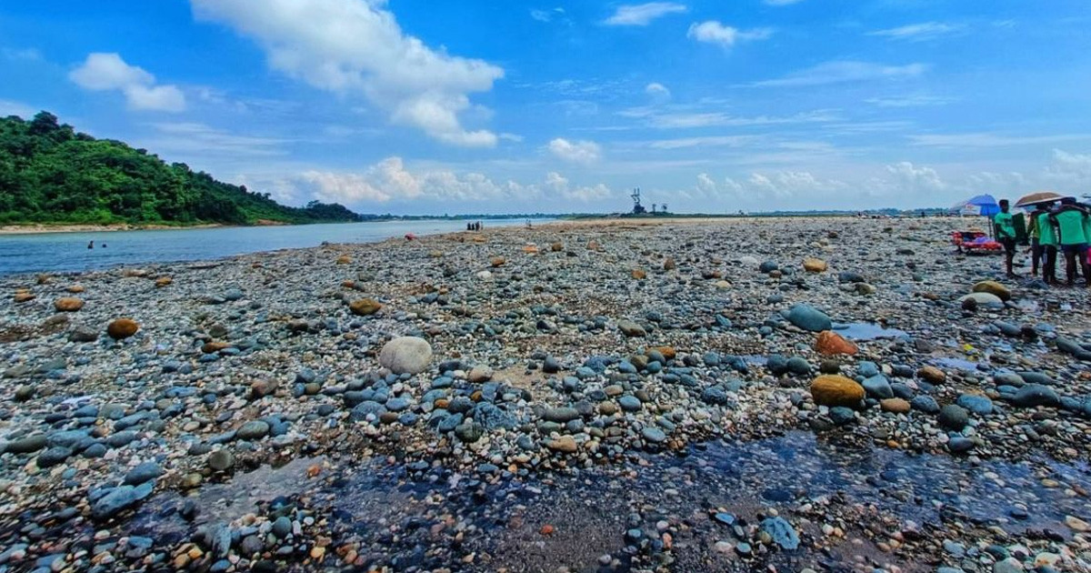 আল্টিমেটামের পর নিজ খরচে ফেরত আসছে লাখ লাখ ঘনফুট সাদাপাথর