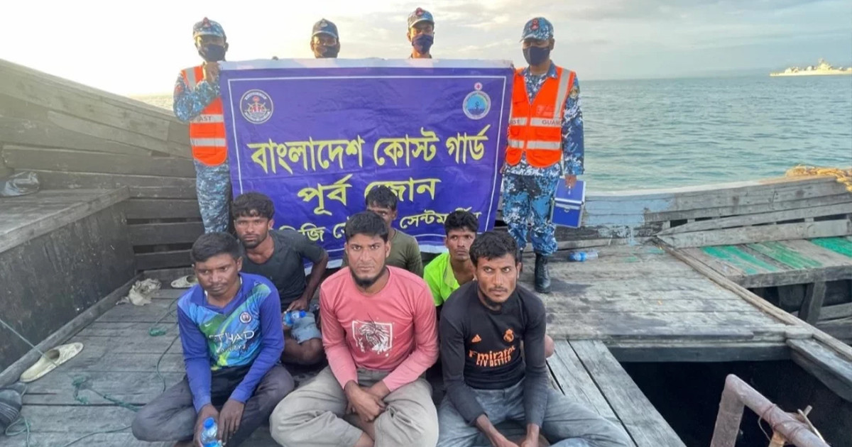সমুদ্রে ডুবতে থাকা ট্রলার হতে ৬ জেলেকে জীবিত উদ্ধার