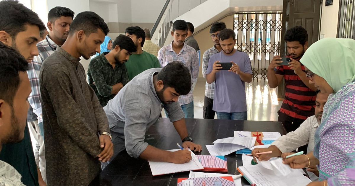 মনোনয়নপত্র বিতরণের সময়সীমা বৃদ্ধি, পেছাচ্ছে রাকসু নির্বাচন