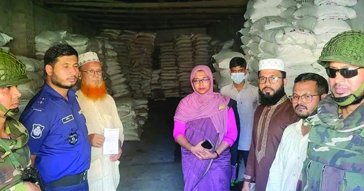 বগুড়ায় ১০৭০ বস্তা অবৈধ সার জব্দ, ব্যবসায়ীকে জরিমানা