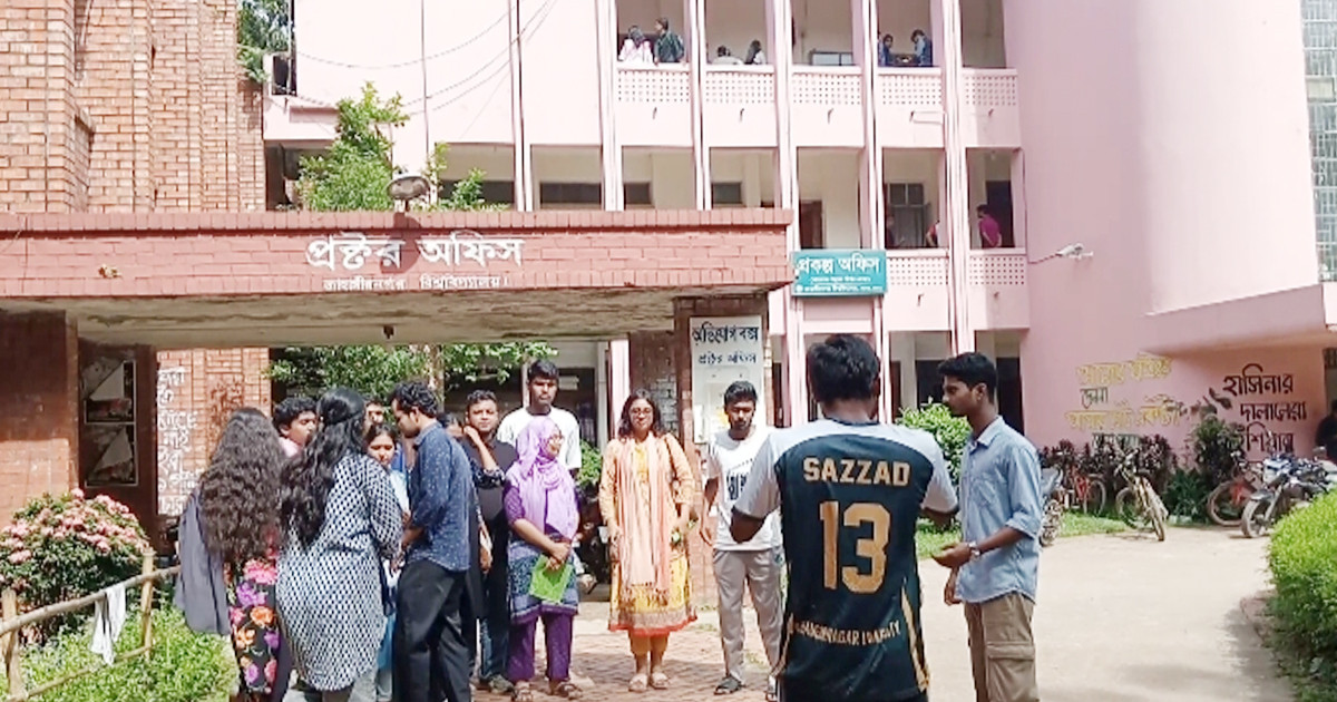 আন্দোলনে এগিয়ে থেকেও জাকসু নির্বাচনে প্রার্থিতায় পিছিয়ে নারী শিক্ষার্থীরা