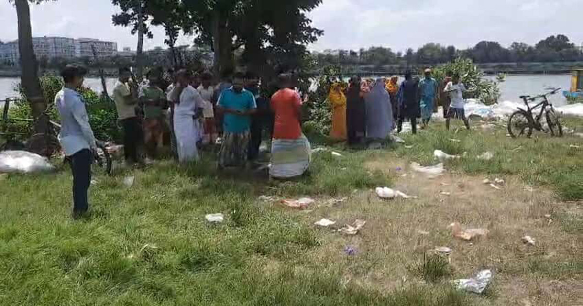শীতলক্ষ্যায় ভেসে ওঠা মাথাবিহীন লাশ দেখতে মানুষের ভিড়
