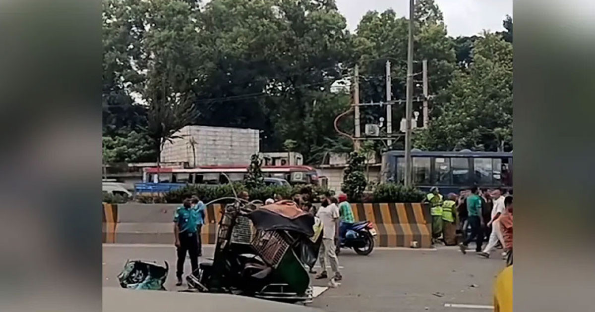 রাজধানীতে লরি-সিএনজি সংঘর্ষে প্রাণ গেল একজনের