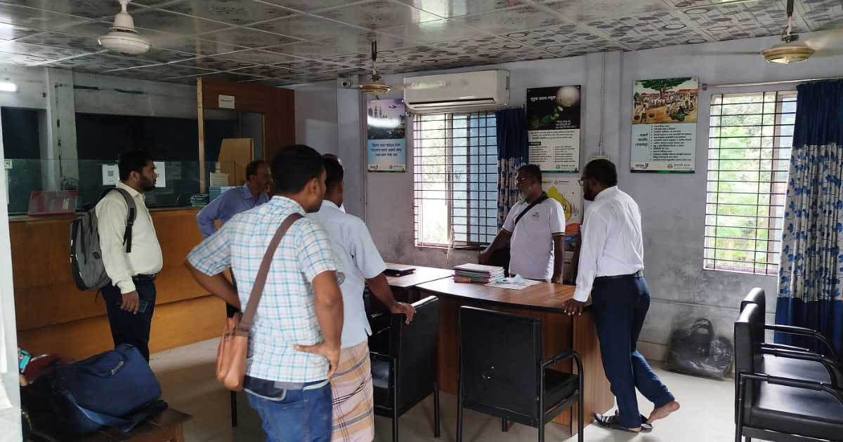 ঝিনাইদহে ব্যাংকের ভল্ট ভেঙে টাকা লুট