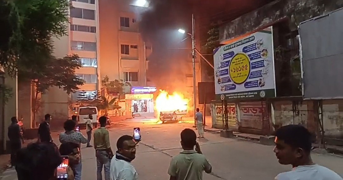 নারায়ণগঞ্জে জেনারেল হাসপাতালে অ্যাম্বুলেন্সে আগুন, চালকসহ দগ্ধ ২