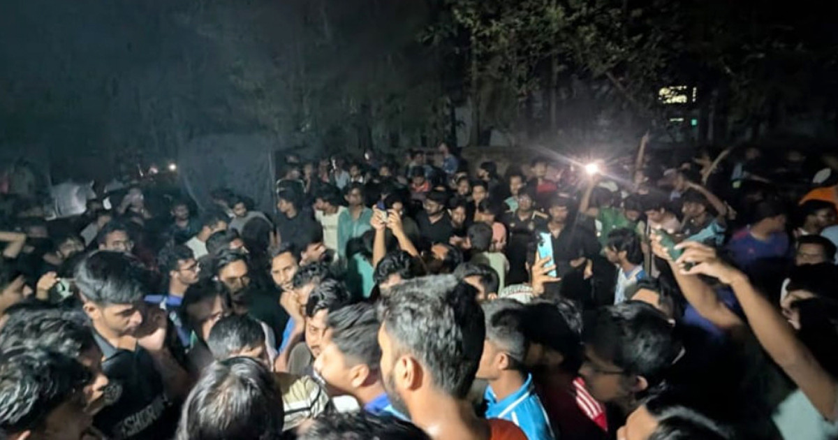 মাইকে ঘোষণা দিয়ে সংঘর্ষে জড়ালেন চবি শিক্ষার্থী ও স্থানীয়রা, আহত অন্তত ৫০