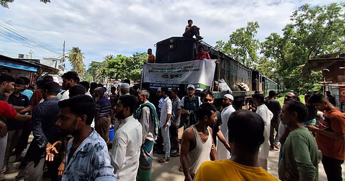 বাকৃবি শিক্ষার্থীদের রেললাইন অবরোধ: তিন দফা দাবিতে বিক্ষোভ