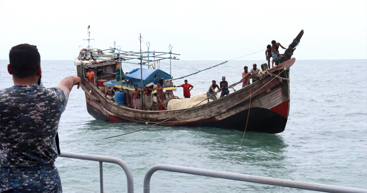 বঙ্গোপসাগরে ভাসমান ট্রলারসহ ১২ জেলেকে উদ্ধার করল নৌবাহিনী
