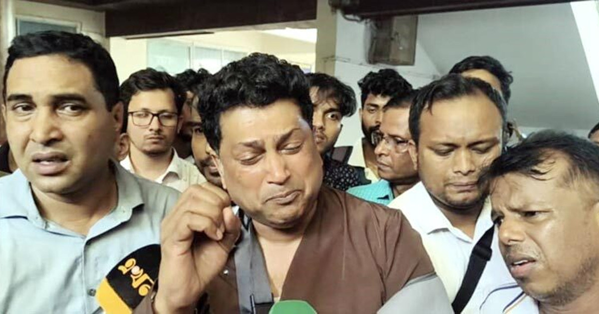 ছাত্রলীগের ক্যাডাররা হেলমেট পরে ছাত্রদের মারছে: চবি উপ-উপাচার্য
