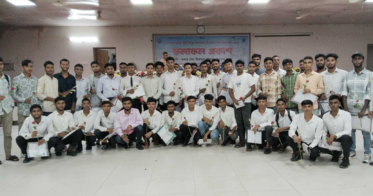 ১২০ টাকায় পুলিশের চাকরি পেলো ৫০ জন