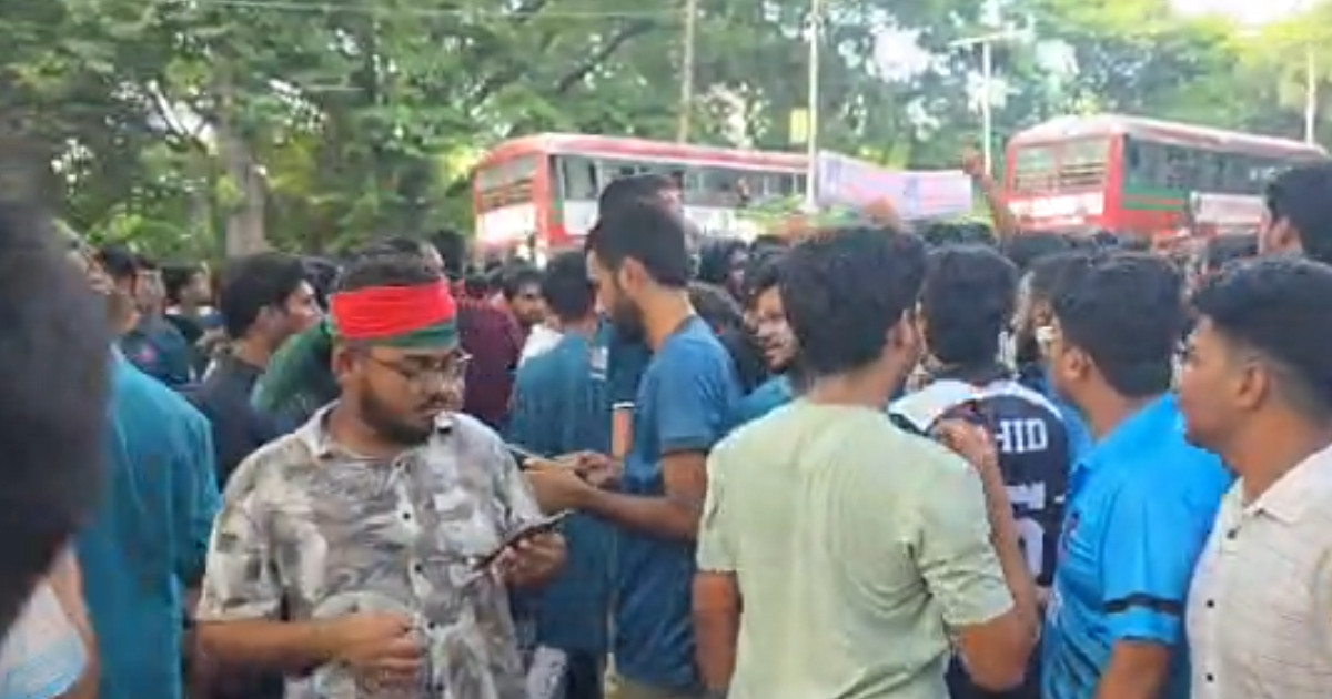ডাকসু নির্বাচন স্থগিত করায় ঢাবিতে বিক্ষোভ