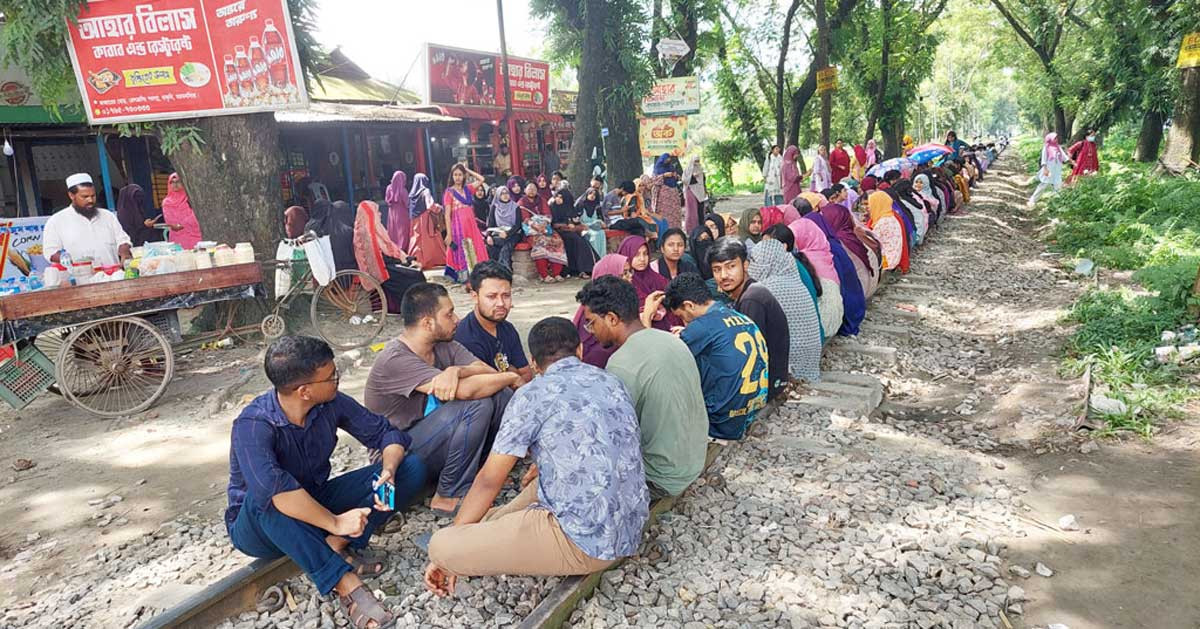 বাকৃবি শিক্ষার্থীদের রেলপথ অবরোধ