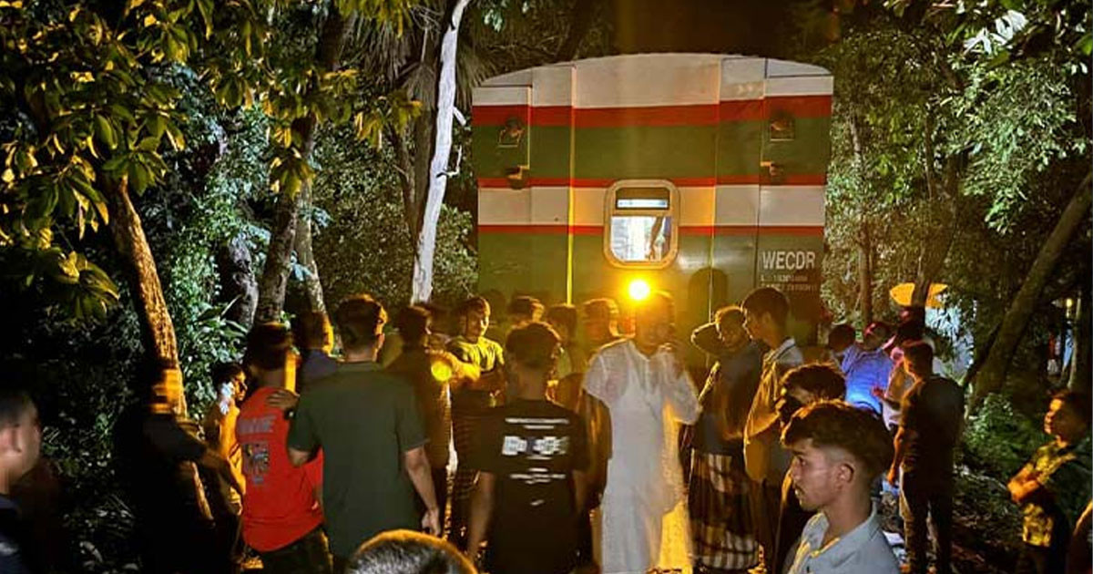 বিচ্ছিন্ন বগি রেখে ঢাকায় পর্যটক এক্সপ্রেস ট্রেন