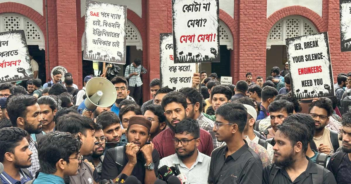 তিন দফা দাবিতে আন্দোলন চালিয়ে যাওয়ার ঘোষণা বুয়েট শিক্ষার্থীদের
