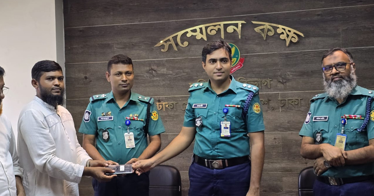 হারানো ৫০টি মোবাইল ফোন উদ্ধার করে মালিকদের ফেরত