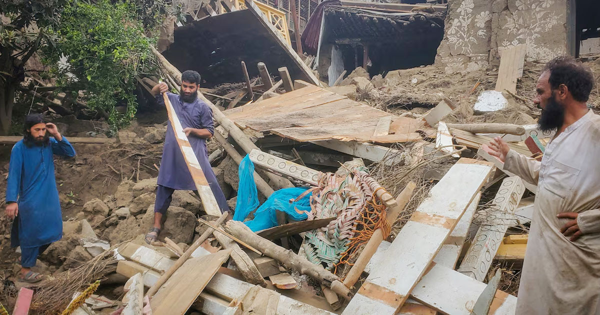 প্রায় সব ঘরবাড়িই ধসে পড়েছে, হাতে খুঁড়ে জীবিতদের খুঁজছেন স্থানীয়রা