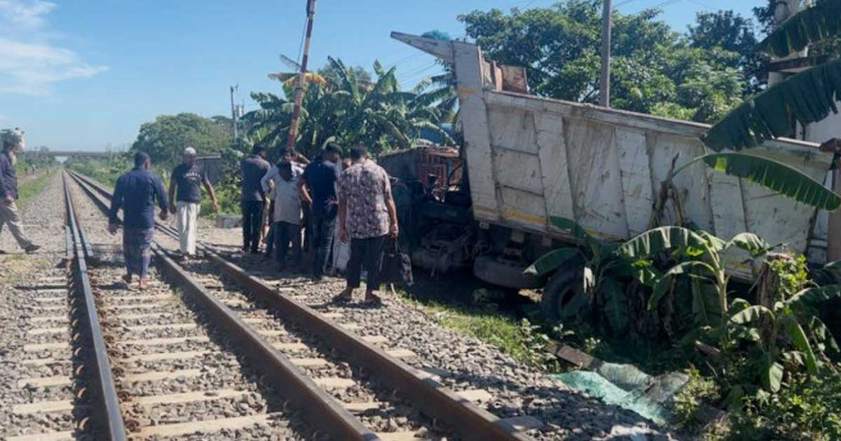 গাজীপুরে ট্রেনের ধাক্কায় দুমড়ে-মুচড়ে গেলো ট্রাক, নিহত ২